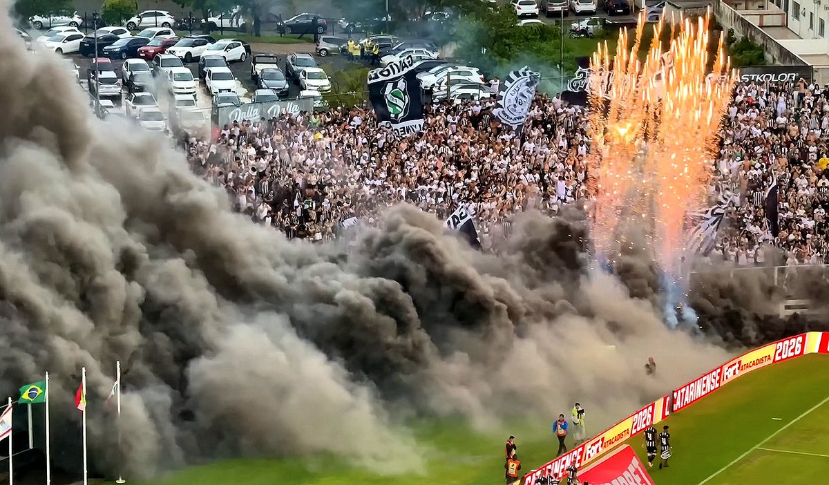 É o <a href="/FigueirenseFC/">Figueirense FC</a> !

Essa torcida não merece estar numa série C.