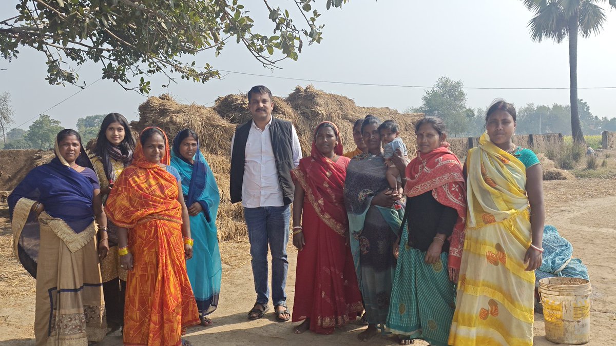 आज पुनपुन में शक्ति अभियान की साथियों का नारी गुंजा बैंड की महिलाओं से मिलना हुआ। बातचीत के दौरान उनके काम और पंचायत चुनाव को लेकर चर्चा हुई। खुशी की बात है कि नारी गुंजा की एक साथी पंचायत चुनाव में उतरेंगी। यह महिलाओं के आगे बढ़ने की एक अच्छी शुरुआत है।
#Bihar 
#PoliticsLive