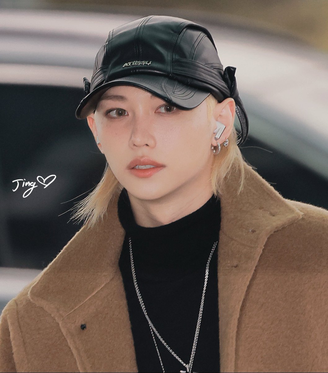 0915lixiepixie's tweet image. This filming project is so important they didn't wait for the next day to bleach his eyebrows, he got to work the moment he stepped in london 😮