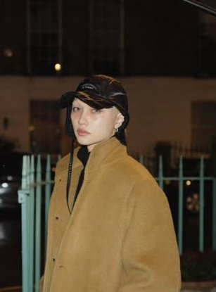 0915lixiepixie's tweet image. This filming project is so important they didn't wait for the next day to bleach his eyebrows, he got to work the moment he stepped in london 😮