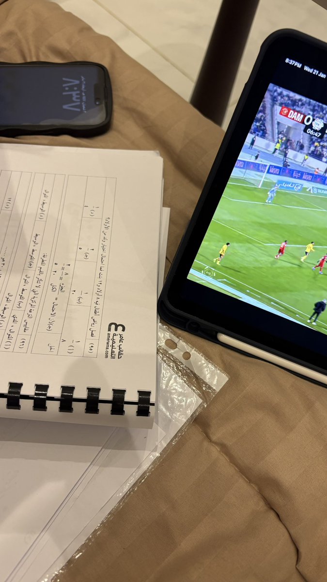 dnfc79's tweet image. اذاكر لماما واتابع المباراه
ماما محظوظه فيني ؟ بلاشك😂🌷