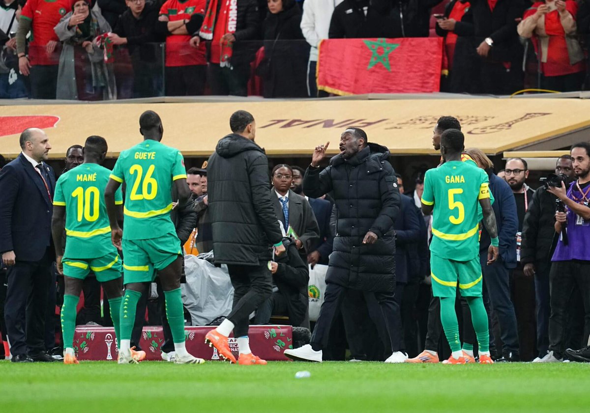 OTsyndrom's tweet photo. 🚨 NEW YORK TIMES | LA CAN 2025 N’A PAS FAIBLI LE MAROC, ELLE L’A RÉVÉLÉ. 🇲🇦🌐

On veut faire croire que la finale chaotique de la CAN 2025 serait une tache indélébile sur le Maroc et une menace pour la Coupe du monde 2030.

C’est FAUX. ❌
Factuellement, stratégiquement et politiquement FAUX.

Ce qui s’est passé à Rabat n’affecte nullement l'image du Maroc. Bien au contraire, elle démontre comment un pays comme le Maroc brille même quand il est targeté massivement par tout un continent.

👉 Le football mondial apprend par les incidents, il ne disqualifie pas les hôtes performants pour un débordement isolé.

Ce que la CAN 2025 a réellement montré:

— Une organisation globale saluée unanimement
— Un pays stable, capable d’accueillir des millions de supporters. (surtout, des supporters hostiles et malintentionnés)
— Des infrastructures de niveau mondial
— Un dispositif sécuritaire robuste, qui a contenu un incident sans basculement généralisé
— Une réaction institutionnelle immédiate : enquêtes, procédures, communication officielle

Le vrai sujet que certains s'efforcent d'éviter:

👉 Le chaos n’a pas été causé par “le Maroc”.
Il est le résultat de comportements individuels, de provocations, et d’un refus momentané de responsabilité de certains acteurs. (fédérations, joueurs et entraineur + staff ...)

Et là encore, le Maroc a fait ce qu’un État sérieux fait :
— application de la loi
— interpellations
— enquêtes
— zéro déni, zéro dissimulation

En ce qui concerne la CDM 2030 : aucune alerte, mais un rappel utile.

La CAN 2025 n’a pas affaibli la candidature marocaine pour 2030. Elle l’a renforcée. Pourquoi ?

Le Maroc a démontré qu’il peut gérer la fête, qu’il peut gérer la tension, qu’il peut gérer l’imprévu...

C’est exactement ce que FIFA attend d’un hôte de Coupe du monde.

👉 Les incidents ne disqualifient pas les puissances organisatrices. Ils testent leur maturité.
Et le Maroc a brillement réussi!

Le chaos généré par le Sénégal lors de la finale de la CAN 2025 a été un révélateur :
— du niveau réel du Maroc
— de la jalousie qu’il suscite
— et du fait qu’en 2030, le monde ne viendra pas “tester” le Maroc… il viendra chez un hôte déjà prêt.

Le reste, c’est du bruit.