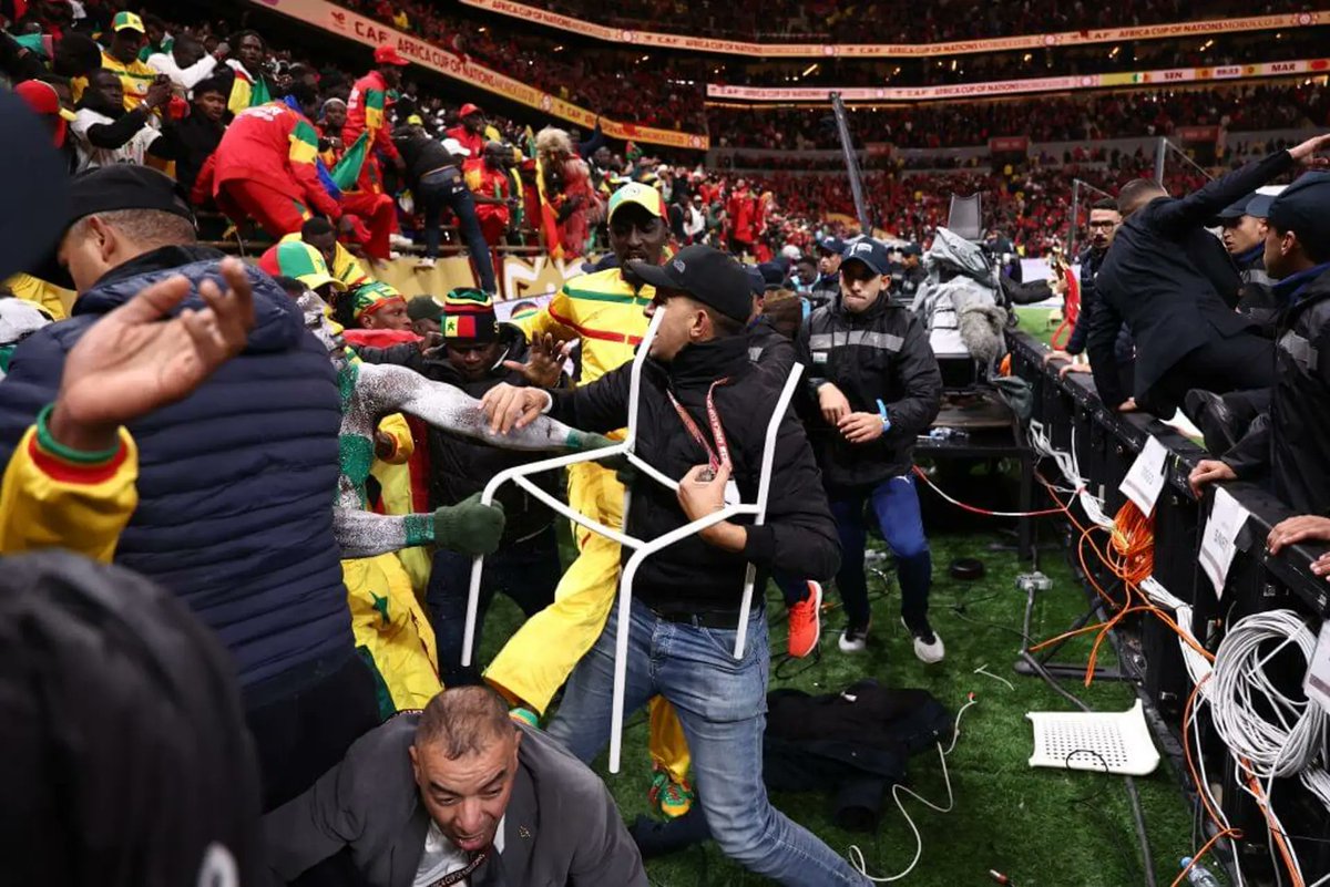 OTsyndrom's tweet photo. 🚨 NEW YORK TIMES | LA CAN 2025 N’A PAS FAIBLI LE MAROC, ELLE L’A RÉVÉLÉ. 🇲🇦🌐

On veut faire croire que la finale chaotique de la CAN 2025 serait une tache indélébile sur le Maroc et une menace pour la Coupe du monde 2030.

C’est FAUX. ❌
Factuellement, stratégiquement et politiquement FAUX.

Ce qui s’est passé à Rabat n’affecte nullement l'image du Maroc. Bien au contraire, elle démontre comment un pays comme le Maroc brille même quand il est targeté massivement par tout un continent.

👉 Le football mondial apprend par les incidents, il ne disqualifie pas les hôtes performants pour un débordement isolé.

Ce que la CAN 2025 a réellement montré:

— Une organisation globale saluée unanimement
— Un pays stable, capable d’accueillir des millions de supporters. (surtout, des supporters hostiles et malintentionnés)
— Des infrastructures de niveau mondial
— Un dispositif sécuritaire robuste, qui a contenu un incident sans basculement généralisé
— Une réaction institutionnelle immédiate : enquêtes, procédures, communication officielle

Le vrai sujet que certains s'efforcent d'éviter:

👉 Le chaos n’a pas été causé par “le Maroc”.
Il est le résultat de comportements individuels, de provocations, et d’un refus momentané de responsabilité de certains acteurs. (fédérations, joueurs et entraineur + staff ...)

Et là encore, le Maroc a fait ce qu’un État sérieux fait :
— application de la loi
— interpellations
— enquêtes
— zéro déni, zéro dissimulation

En ce qui concerne la CDM 2030 : aucune alerte, mais un rappel utile.

La CAN 2025 n’a pas affaibli la candidature marocaine pour 2030. Elle l’a renforcée. Pourquoi ?

Le Maroc a démontré qu’il peut gérer la fête, qu’il peut gérer la tension, qu’il peut gérer l’imprévu...

C’est exactement ce que FIFA attend d’un hôte de Coupe du monde.

👉 Les incidents ne disqualifient pas les puissances organisatrices. Ils testent leur maturité.
Et le Maroc a brillement réussi!

Le chaos généré par le Sénégal lors de la finale de la CAN 2025 a été un révélateur :
— du niveau réel du Maroc
— de la jalousie qu’il suscite
— et du fait qu’en 2030, le monde ne viendra pas “tester” le Maroc… il viendra chez un hôte déjà prêt.

Le reste, c’est du bruit.