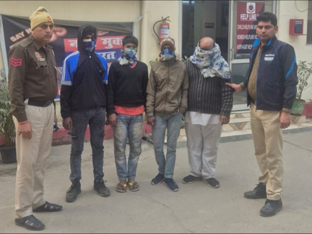 Chandan30658665's tweet photo. थाना अलीपुर पुलिस की बड़ी सफलता – स्नैचिंग गैंग का भंडाफोड़ 👏🚔
दिल्ली पुलिस के थाना अलीपुर, आउटर नॉर्थ जिला की टीम ने एक बार फिर अपनी तेज़, सटीक और प्रभावी कार्रवाई से यह साबित कर दिया है कि अपराधियों के लिए अब कोई भी रास्ता सुरक्षित नहीं है। नरेला–अलीपुर रोड पर आम राहगीरों को निशाना बनाने वाले एक संगठित स्नैचिंग गैंग का भंडाफोड़ कर चार शातिर आरोपियों को गिरफ्तार करना वास्तव में काबिले-तारीफ उपलब्धि है।
🔹 घटना की गंभीरता को समझते हुए पुलिस ने तुरंत विशेष टीमों का गठन किया।
🔹 कई किलोमीटर तक CCTV फुटेज का सूक्ष्म विश्लेषण, तकनीकी निगरानी और जमीनी खुफिया जानकारी के दम पर अपराध में प्रयुक्त Suzuki EECO वाहन की पहचान की गई।
🔹 ताबड़तोड़ छापेमारी कर सभी चार आरोपियों को दबोच लिया गया और लूटा गया मोबाइल फोन, नकद राशि, वाहन, आरसी व ड्राइविंग लाइसेंस की पूर्ण बरामदगी की गई।
यह पूरी कार्रवाई Insp. शैलेंद्र कुमार, SHO/थाना अलीपुर के कुशल नेतृत्व में, श्री रविनंदन बी.एम., ACP/सब-डिवीजन बादली के मार्गदर्शन में तथा श्री हरेश्वर स्वामी, IPS, DCP/आउटर नॉर्थ के पर्यवेक्षण औरbश्री विजय सिंह, IPS, संयुक्त पुलिस आयुक्त (NR) के प्रभावी नेतृत्व में संपन्न हुई।
✨ इतनी सुनियोजित और तेज़ कार्रवाई से न केवल एक खतरनाक गैंग को निष्क्रिय किया गया, बल्कि रात के समय यात्रा करने वाले नागरिकों में सुरक्षा की भावना भी मजबूत हुई है।
✨ यह सफलता दिल्ली पुलिस की पेशेवर दक्षता, टीमवर्क और अपराध के प्रति जीरो टॉलरेंस नीति को दर्शाती है।
थाना अलीपुर पुलिस टीम को इस शानदार सफलता के लिए हार्दिक बधाई।
आपकी यह कार्रवाई आम जनता के विश्वास को और मजबूत करती है।
शानदार काम, ऐसे ही दिल्ली को सुरक्षित बनाते रहें! 🇮🇳🚓 @CPDelhi @HareshwarSwami @dcp_outernorth