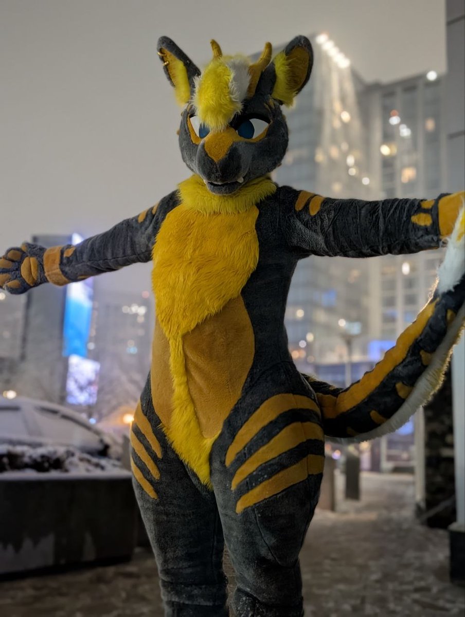 PkLowly's tweet image. ANE was a success! It was so nice being a durgy irl.

@FreakyStudios's new bodysuit was perfect and I can't thank them enough 🙏😔