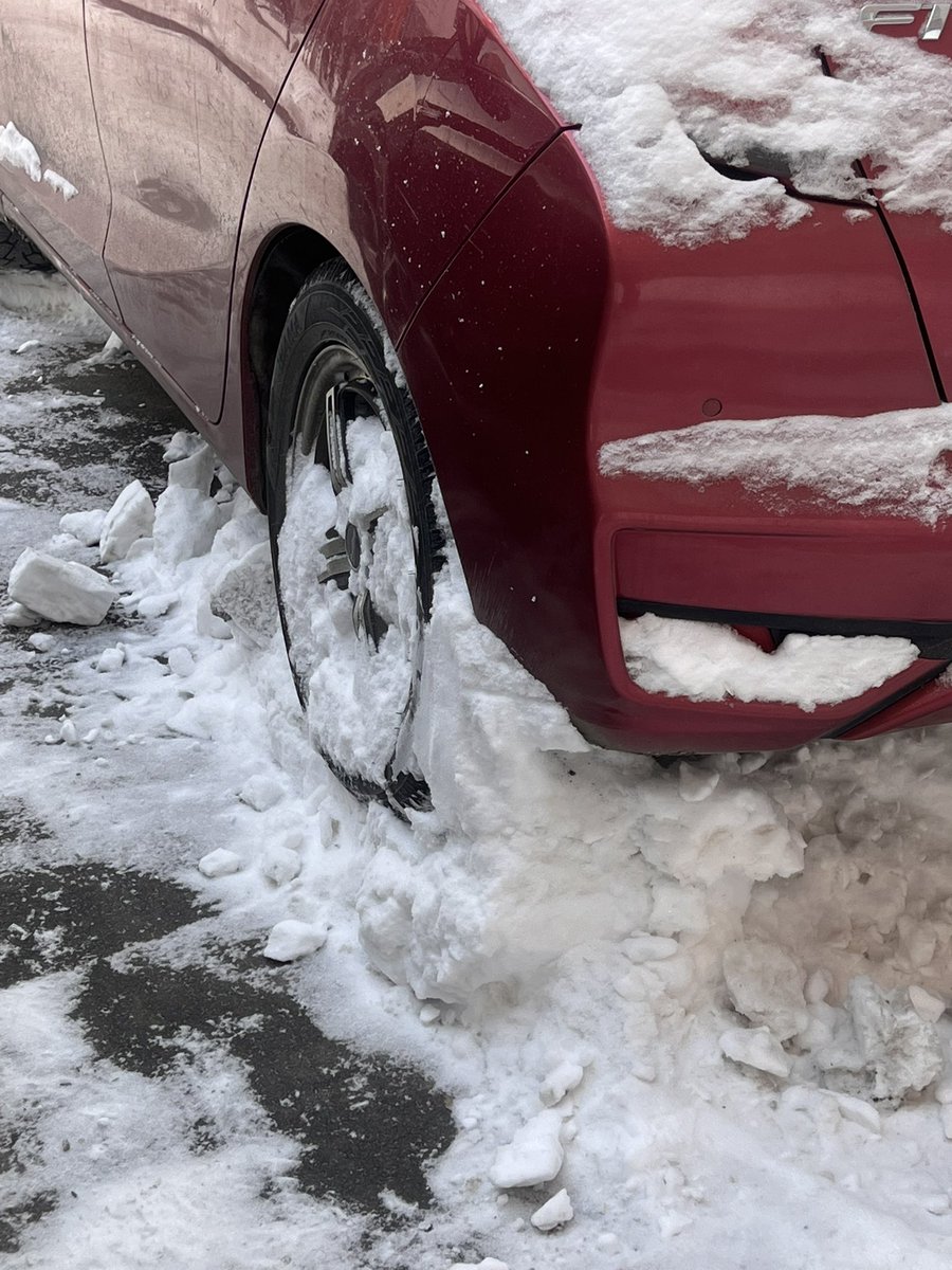 Когда ты единственный уебок во дворе, который не знал, что будет уборка снега, и теперь твоя машина стоит на снежном постаменте среди чистейшего двора
