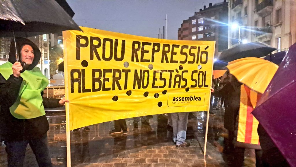 sants3radio's tweet photo. El barri de Sants mostra el seu suport a Albert Forcades dies abans del seu judici als Jutjats de Manresa.🪧👨‍⚖️
Al #SantsMontjuïcAlDia escoltem reportatge amb @marina_domgz de la concentració de @assembleasmxi.

🎧Audio👉https://t.co/wpJI6SSHB5
📰Notícia📸👉https://t.co/zjmV5uXi5U https://t.co/n8OZ7bcy4x