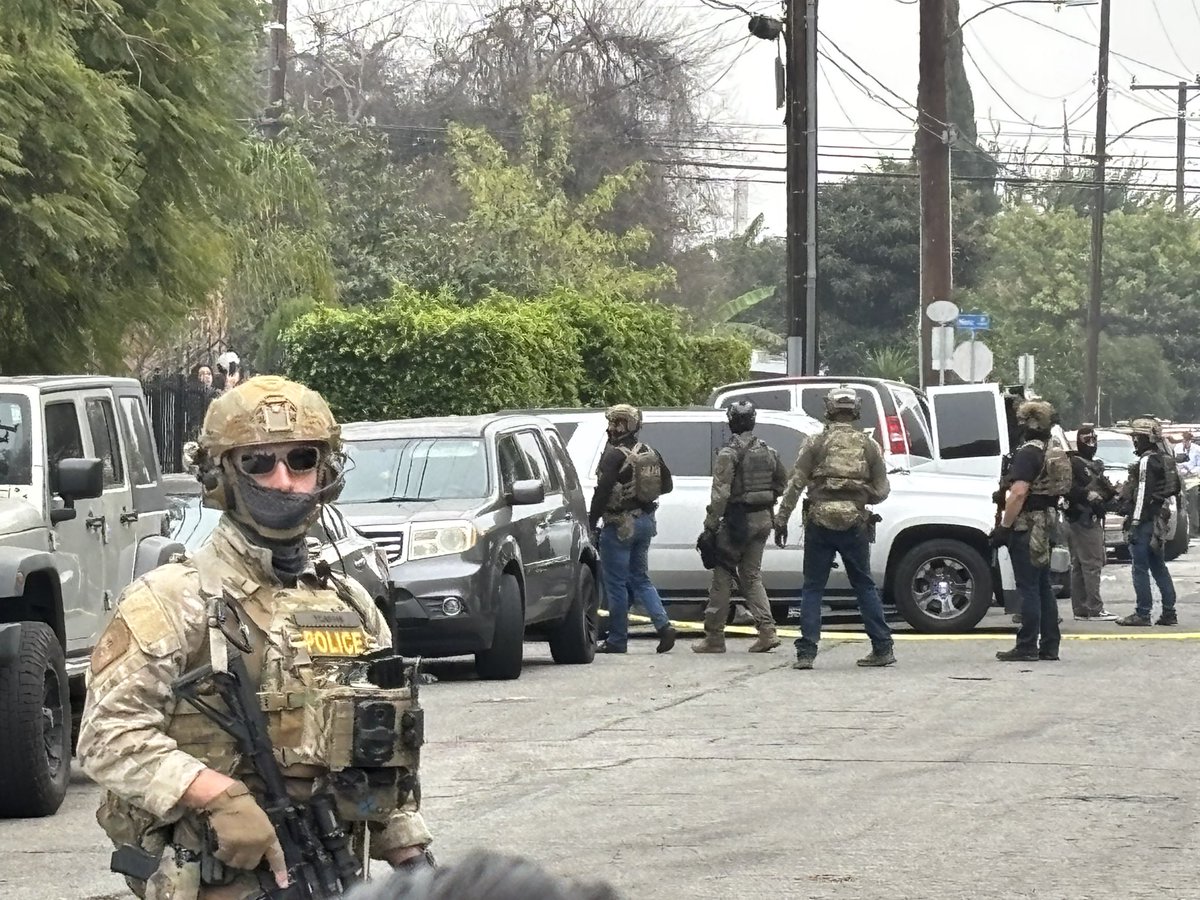 abc7JoshHaskell's tweet image. Incredibly tense situation in #compton right now. Residents and activists are confronting agents performing immigration enforcement @ABC7