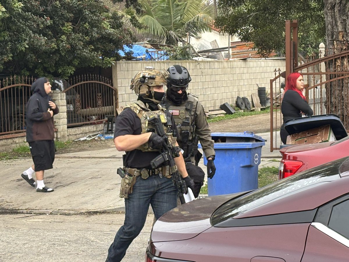 abc7JoshHaskell's tweet image. Incredibly tense situation in #compton right now. Residents and activists are confronting agents performing immigration enforcement @ABC7