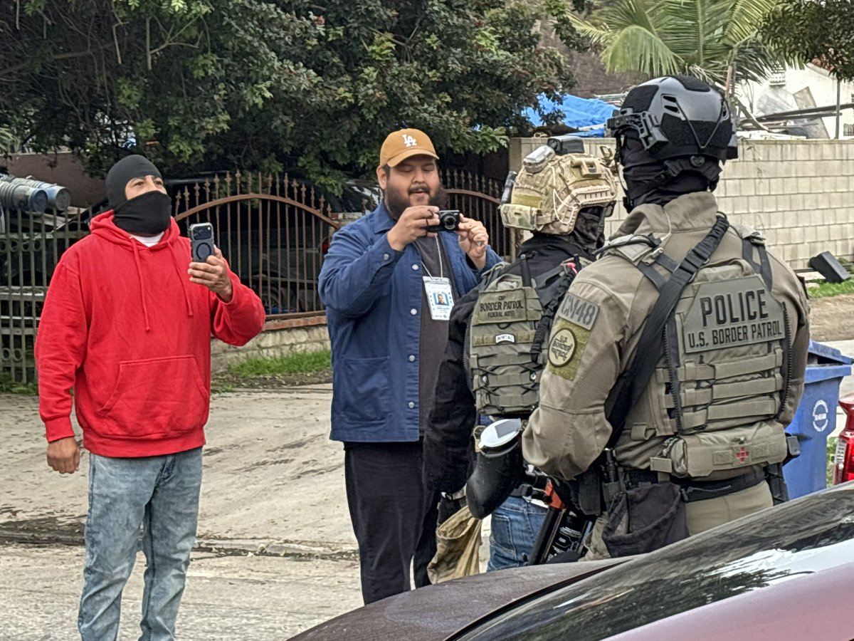abc7JoshHaskell's tweet image. Incredibly tense situation in #compton right now. Residents and activists are confronting agents performing immigration enforcement @ABC7