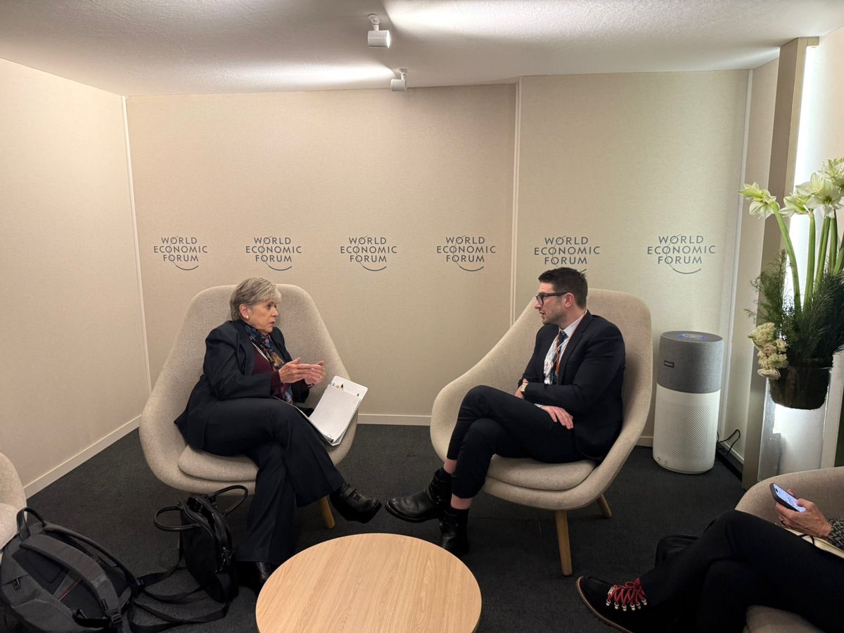 aliciabarcena's tweet image. Hoy, en Davos, sostuve un enriquecedor encuentro con @AlexanderSoros, presidente de @OpenSociety. Dialogamos sobre inversiones sostenibles para 🇲🇽, justicia climática y el rol de la sociedad civil global para enfrentar grandes desafíos ambientales y sociales de nuestro tiempo.