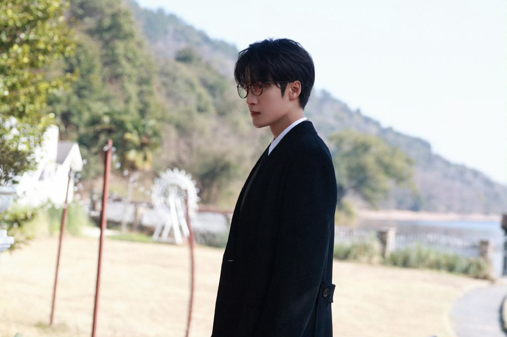 SunindD's tweet photo. 今天风很软，路边的绣球开成了小团子。坐在长椅上啃完半盒草莓，抬头撞见云在和树说悄悄话。原来不用赶时间的时候，连影子都慢下来晃悠～ https://t.co/Y2fxqHo9i6