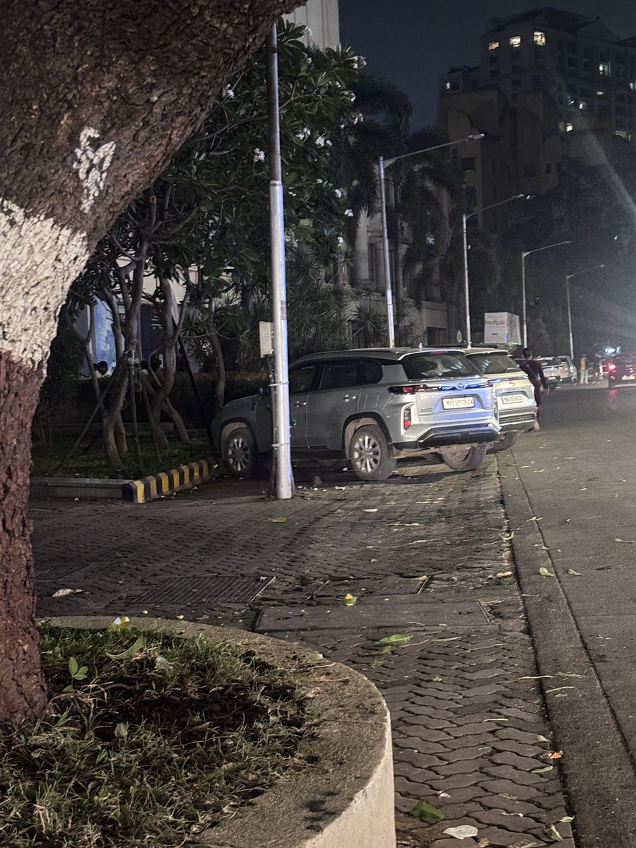 Amolchavan0's tweet photo. Opposite Ventura buildind Hiranandani Powai all street lights r switched off pls do the needful Asap. @Adani_Elec_Mum @mybmc https://t.co/51sJ4Pr3gH