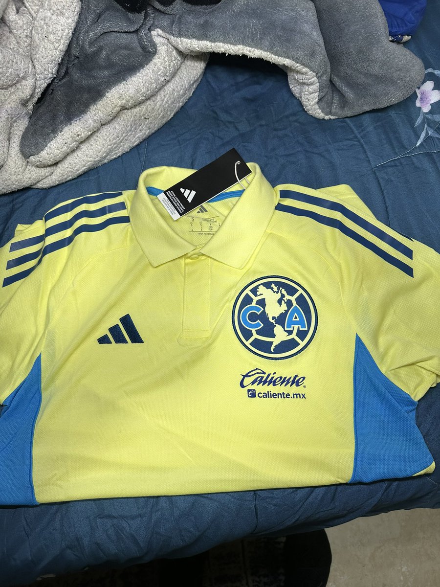 AleRC1602's tweet photo. Hoy llegó esta belleza @adidasMX @ClubAmerica 😍💛💙 https://t.co/iFubWCe3R1