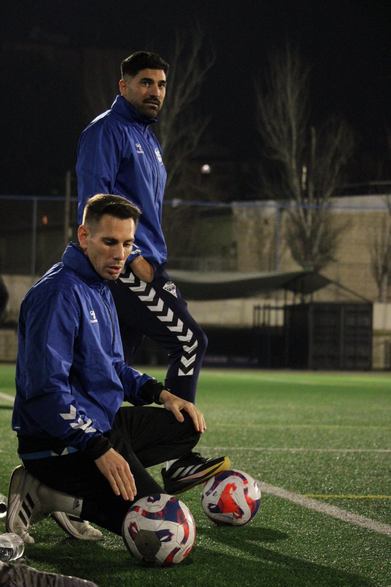 BaseCFIntercity's tweet image. 🫡🪖 El 𝐉𝐮𝐯𝐞𝐧𝐢𝐥 𝐀 preparado para empezar la segunda vuelta 

⚽️ Balón al pie y a jugar