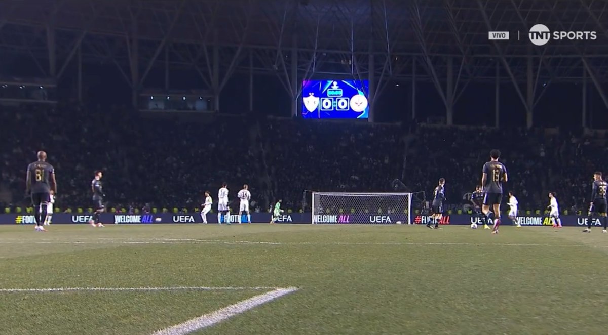TouchlineX's tweet photo. 📸 - The Qarabag - Frankfurt game is delayed as the referee's headphones / communication system is not working.

Players were ready, but now are warming up again. https://t.co/GR91cSD4uR