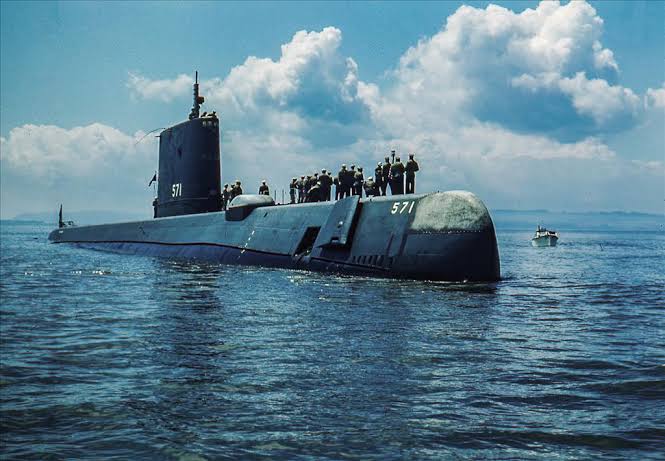 21 Ocak ​1954: Dünyanın ilk nükleer denizaltısı olan Nautilus, ABD'de denize indirildi.  Bu olay, denizcilik tarihinde yeni bir dönemin kapılarını açarak stratejik dengeleri değiştirdi.
​Teknolojinin sınırları sizce nereye kadar uzanabilir?
​#TarihteBugün #GSvATL #çarşamba