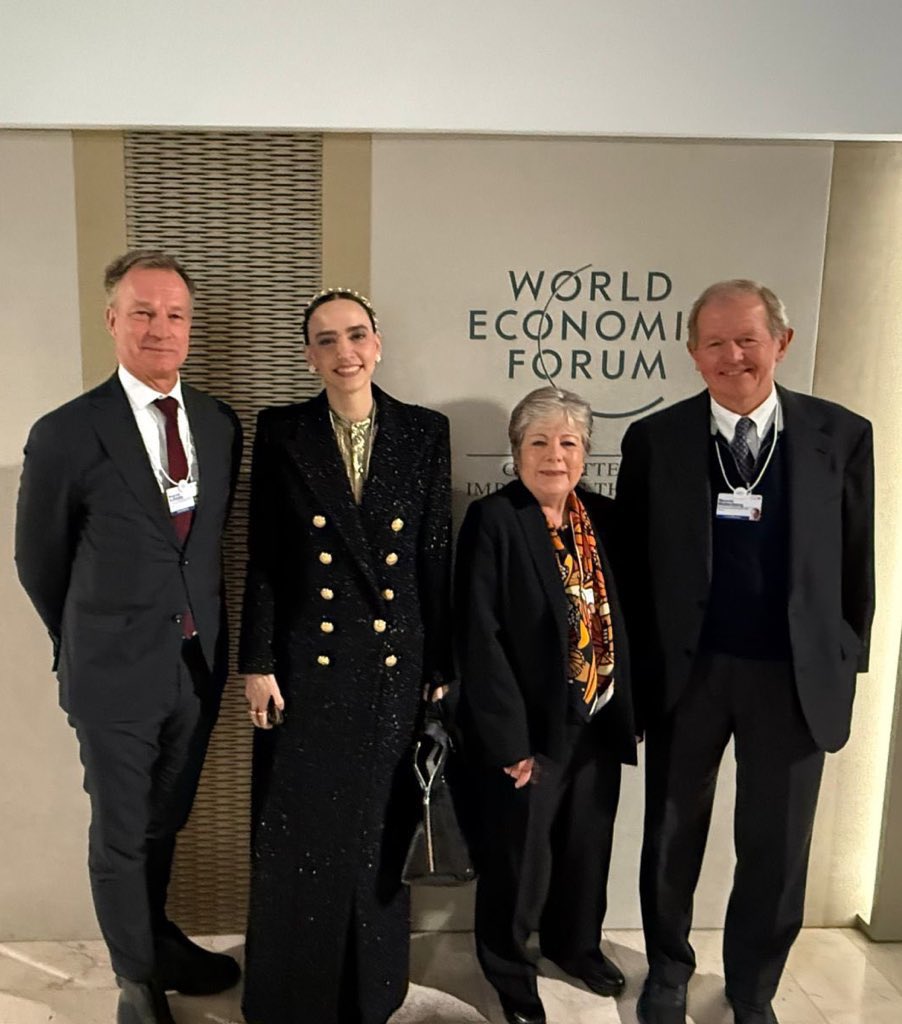 AltagraciaGome's tweet image. Representando a la presidenta Claudia Sheinbaum en el Foro Económico Mundial de Davos 2026, nos reunimos con Marcus Wallenberg, presidente del banco SEB, para conversar sobre la articulación con proyectos prioritarios de México. #WEF26