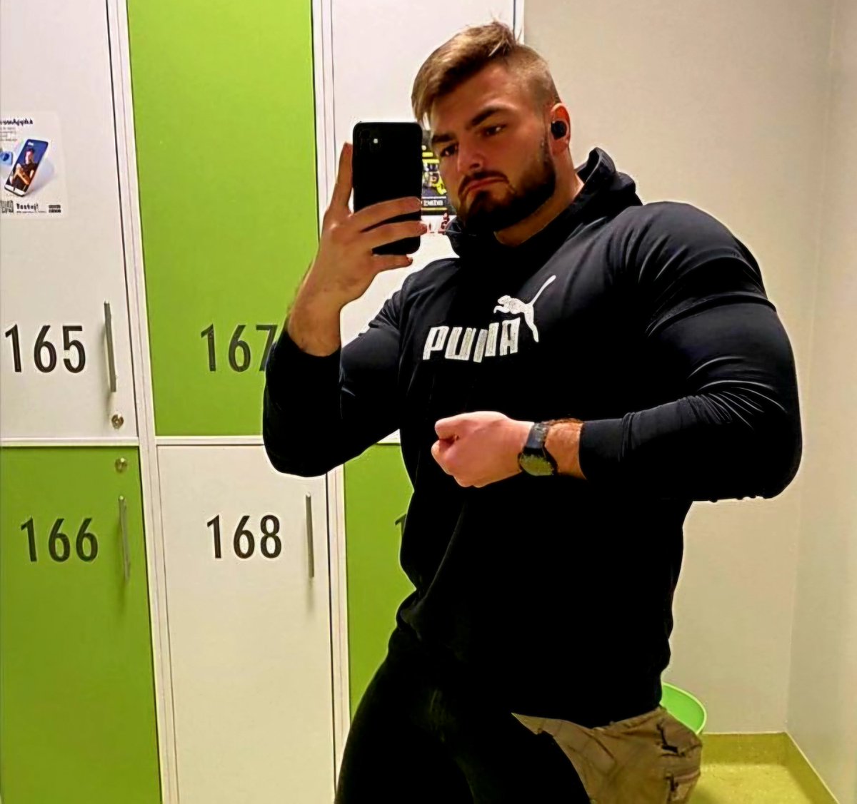 EdoMarcin's tweet image. W dzisiejszej akcji służb w KRS wziął udział policjant, znany z brutalnych działań podczas pacyfikacji protestu rolników.
To ten steryd rzucił się na rolnika Michała Sołdana, który kilka miesięcy później odebrał sobie życie.
I on zostanie rozliczony.
niezalezna.pl/polska/w-akcji…