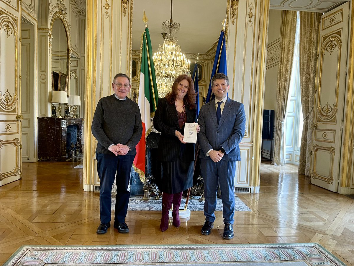 FabioBolzetta's tweet image. 🇫🇷🇮🇹A Parigi, all’Ambasciatrice d’Italia in Francia S.E. Emanuela D’Alessandro, la consegna della prima copia del libro 𝑳’𝑬́𝒈𝒍𝒊𝒔𝒆 𝒅𝒂𝒏𝒔 𝒍𝒆 𝒎𝒐𝒏𝒅𝒆 𝒏𝒖𝒎𝒆́𝒓𝒊𝒒𝒖𝒆, pubblicato in occasione della festa di san Francesco di Sales 2026. 
📒Insieme a p. Giuseppe…