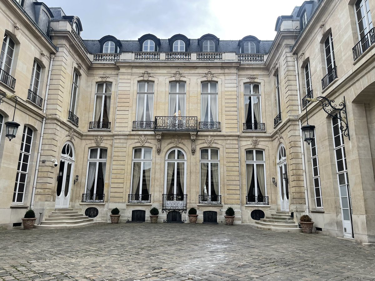 FabioBolzetta's tweet image. 🇫🇷🇮🇹A Parigi, all’Ambasciatrice d’Italia in Francia S.E. Emanuela D’Alessandro, la consegna della prima copia del libro 𝑳’𝑬́𝒈𝒍𝒊𝒔𝒆 𝒅𝒂𝒏𝒔 𝒍𝒆 𝒎𝒐𝒏𝒅𝒆 𝒏𝒖𝒎𝒆́𝒓𝒊𝒒𝒖𝒆, pubblicato in occasione della festa di san Francesco di Sales 2026. 
📒Insieme a p. Giuseppe…