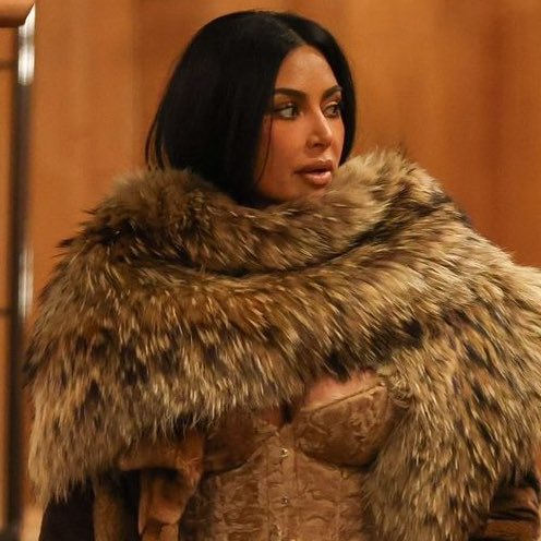 updatecharts's tweet image. thanK you aIMee! Khloé Kardashian pergunta a Kim Kardashian se ela acha que as pessoas ficariam surpresas ao saber que ela [Kim] escuta Taylor Swift:

“Eu acho que já disse isso. Quer dizer, tenho algumas das músicas mais antigas dela na minha playlist. Sempre achei que ela é…