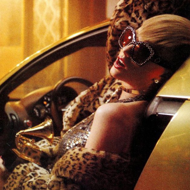 updatecharts's tweet image. thanK you aIMee! Khloé Kardashian pergunta a Kim Kardashian se ela acha que as pessoas ficariam surpresas ao saber que ela [Kim] escuta Taylor Swift:

“Eu acho que já disse isso. Quer dizer, tenho algumas das músicas mais antigas dela na minha playlist. Sempre achei que ela é…