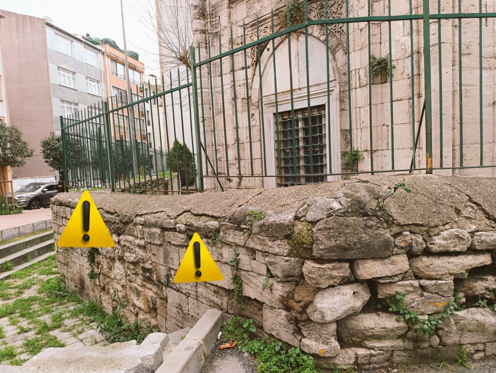 <a href="/Dr_Fatih_Kose/">Fatih Köse</a>'nin dikkat çektiği tarihî kayıtlara bir ek, Hüsrev Paşa Türbesi dış duvarındaki remizler. Yakın zamanda restorasyona gireceği söylenen yapıda bunlara dikkat edilmeli. Ayrıca türbe duvarında da yazılar bulunmakta.<a href="/VakiflarGM/">VAKIFLAR GENEL MÜDÜRLÜĞÜ</a> <a href="/MirasFatih/">Miras Fatih</a> <a href="/IbbMiras/">İBB Miras</a> <a href="/TCKulturTurizm/">T.C. Kültür ve Turizm Bakanlığı</a>