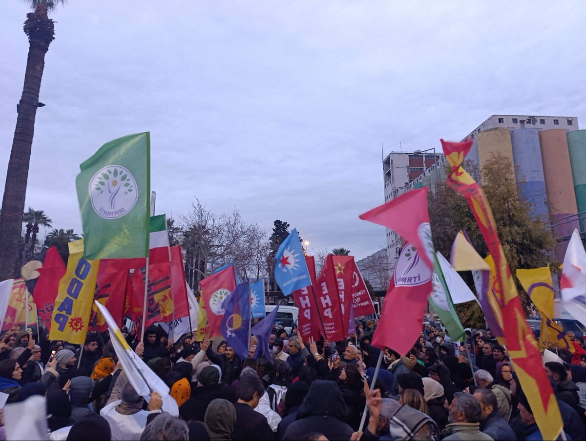 Suriye’de tekçiliği dayatan HTŞ çetelerinin, Kürt halkının yaşadığı şehirlere ve kazanımlarına yönelik saldırılarına karşı düzenlenen basın açıklamasındaydık.

Barışın ve kardeşliğin sesini her yerde yükseltmeye devam edeceğiz.

📍 İzmir