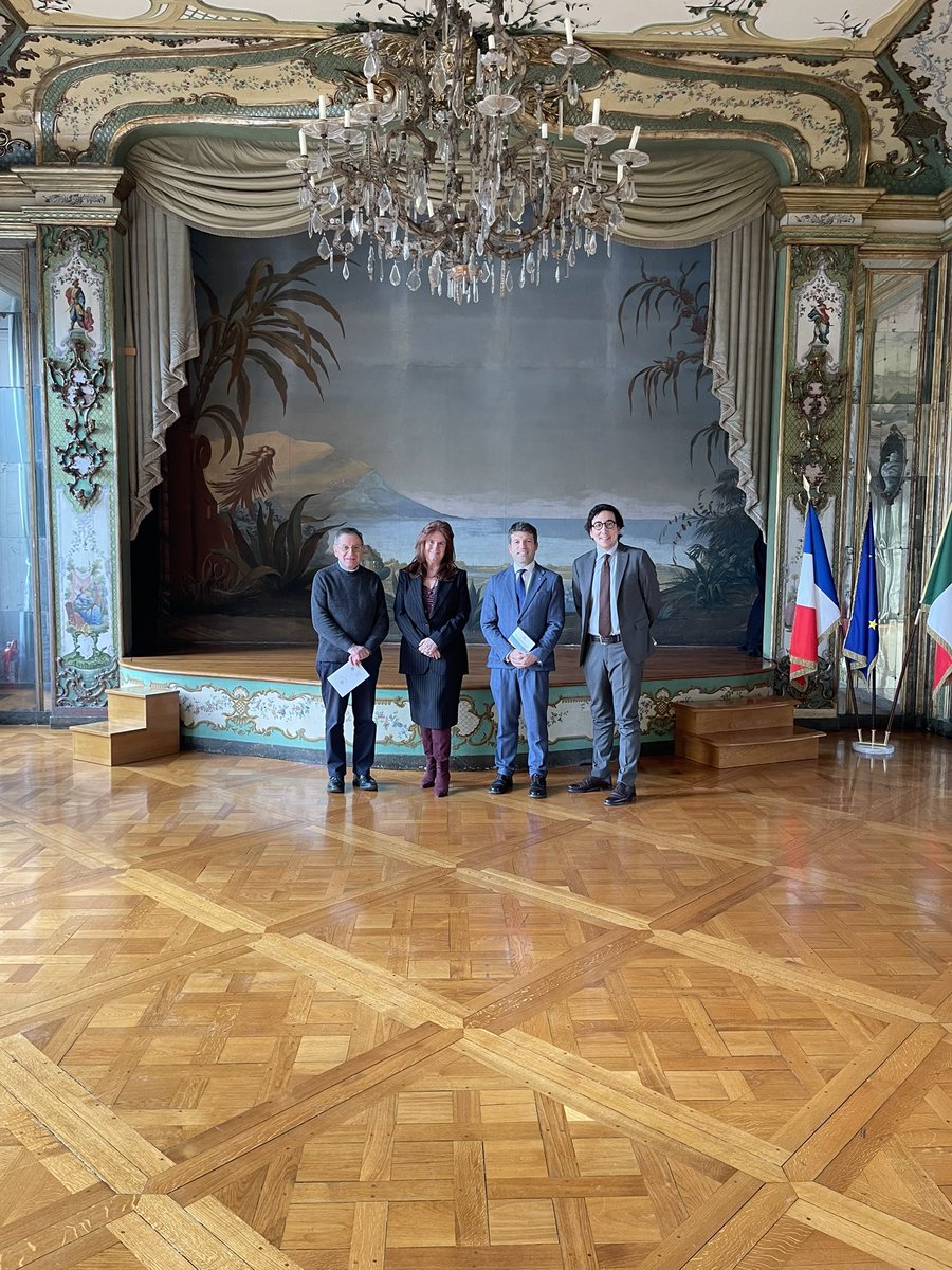 FabioBolzetta's tweet image. 🇫🇷🇮🇹A Parigi, all’Ambasciatrice d’Italia in Francia S.E. Emanuela D’Alessandro, la consegna della prima copia del libro 𝑳’𝑬́𝒈𝒍𝒊𝒔𝒆 𝒅𝒂𝒏𝒔 𝒍𝒆 𝒎𝒐𝒏𝒅𝒆 𝒏𝒖𝒎𝒆́𝒓𝒊𝒒𝒖𝒆, pubblicato in occasione della festa di san Francesco di Sales 2026. 
📒Insieme a p. Giuseppe…