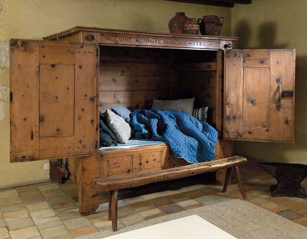 ClementGaill's tweet image. Pourquoi dormir dans une armoire ?

Je voulais vous présenter une curiosité historique qui n'était pas si bête du point de vue thermique.

Je parle bien entendu du lit-clos !

UN FIL 1/11