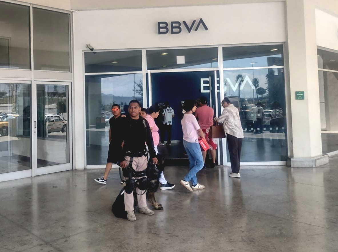 Elementos del Agrupamiento K9 y de la Dirección de Proximidad Social y Prevención, apoyados por binomios caninos, realizan recorridos en zonas bancarias y de alta afluencia para reforzar la prevención y la cercanía con la comunidad.

#PorAmorASaltillo #Saltillo