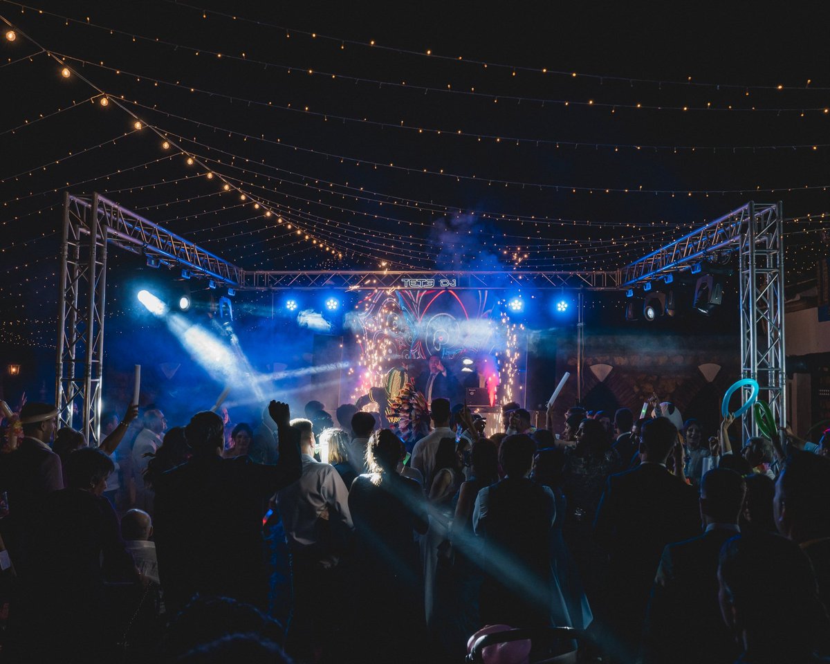 ¡No me lo creo! 
Acabo de recibir mi nuevo Wedding Award de Bodas.net y el corazón me va a mil. 😍 
¡Por muchos más bailes juntos! 💃🕺
<a href="/bodasnet/">Bodas.net</a> 
#WeddingAward #BodasNet #DJBodas
#TeteDJ #CordobaEsp