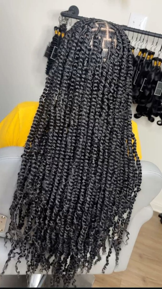 Je vous fais des petits makeup look nude et frais , et aussi je vends des passions twist 100% made in Cameroun 
Contact : 694206958