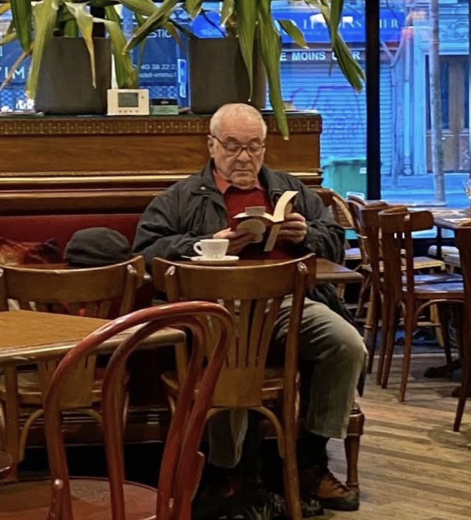 ليس وحيداً من يجلس برفقة كتاب ، الوحيد هو من يضيع وقته برفقة المزيفين.