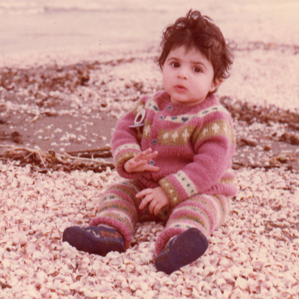 Fotouhia's tweet image. تمام صداهای دنیا را می‌خواهم که نامت را فریاد بزنم. جاویدنام پویا فراگردی، برادرم، رفیقم، یادگار مادر و پدرم، در هجدهم دیماه جان خود را فدای ایران کرد.

از چهارشنبه که امکان ارتباط با خارج از کشور مهیا شد فهمیدم که ناپدید شده است و خانواده و دوستان همه جا به جستجویش رفتند و نشانی…