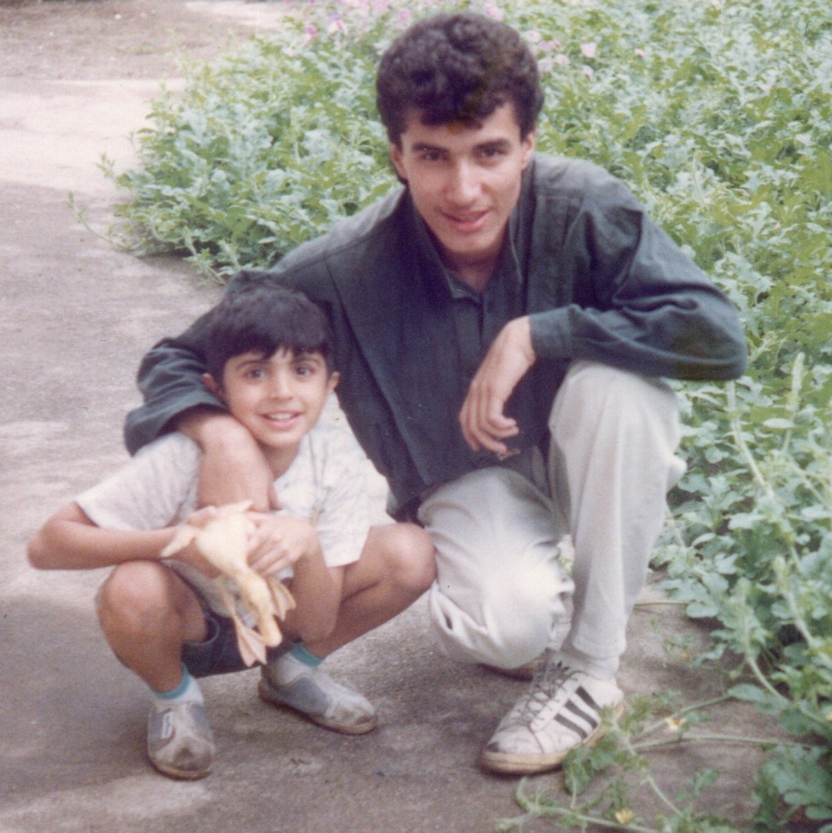 Fotouhia's tweet image. تمام صداهای دنیا را می‌خواهم که نامت را فریاد بزنم. جاویدنام پویا فراگردی، برادرم، رفیقم، یادگار مادر و پدرم، در هجدهم دیماه جان خود را فدای ایران کرد.

از چهارشنبه که امکان ارتباط با خارج از کشور مهیا شد فهمیدم که ناپدید شده است و خانواده و دوستان همه جا به جستجویش رفتند و نشانی…