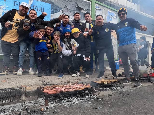 Carc1971_'s tweet photo. Quieren que seamos River que entremos 10 minutos antes a nuestro lugar seleccionado a comer sushi sentados o unos popcorns. 
Que se chupen una pija. Las previas seguirán https://t.co/gdaGUU3uTT