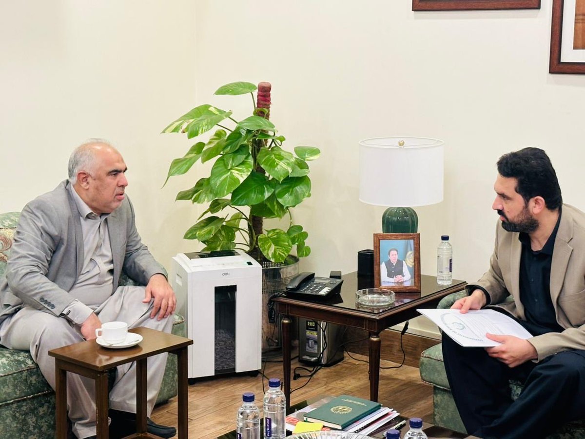 آج وزیرِ اعلیٰ خیبر پختونخوا سہیل خان آفریدی سے وزیرِ اعلیٰ ہاؤس میں ملاقات ہوئی۔ملاقات میں عمران خان کی رہائی کے لیے جاری تحریک پر بھی تفصیلی تبادلۂ خیال کیا گیااورموجودہ سیاسی صورتحال اور پارٹی کی آئندہ حکمتِ عملی پر بھی مشاورت کی گئی۔
