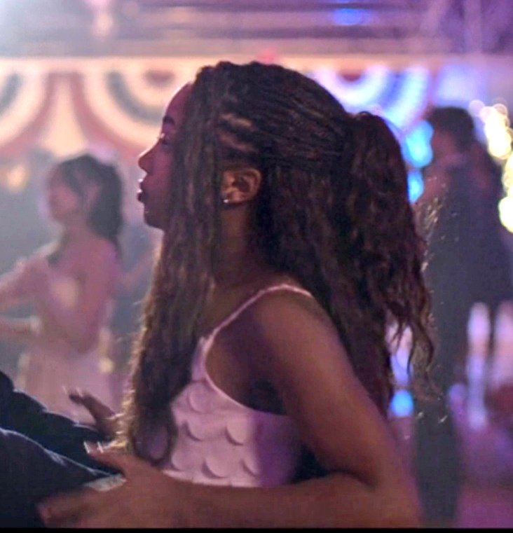 "Annabeth ficara mais alta do que eu desde o último verão, o que eu achei meio incômodo. Não costumava usar nenhuma joia, exceto pelo colar de contas do Acampamento Meio-Sangue, mas agora usava brinquinhos de prata no formato de corujas."