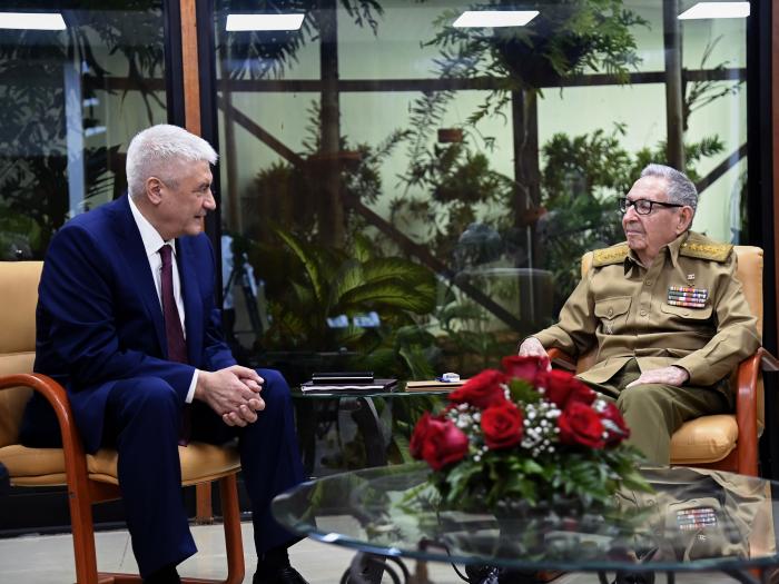 El General de Ejército Raúl Castro Ruz recibió, en la tarde de este martes, al Ministro del Interior de la Federación de Rusia, General de la Policía Vladimir Alexandrovich Kolokoltsev.

granma.cu/mundo/2026-01-…