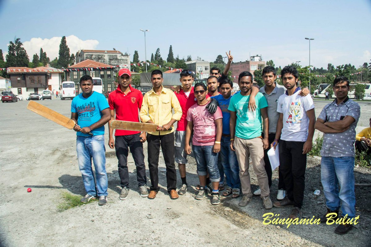 Zeytinburnu/Merkezefendi-2014
2014 yılında, Merkezefendi' de Kriket oynayan Bangladeş' li gençler.