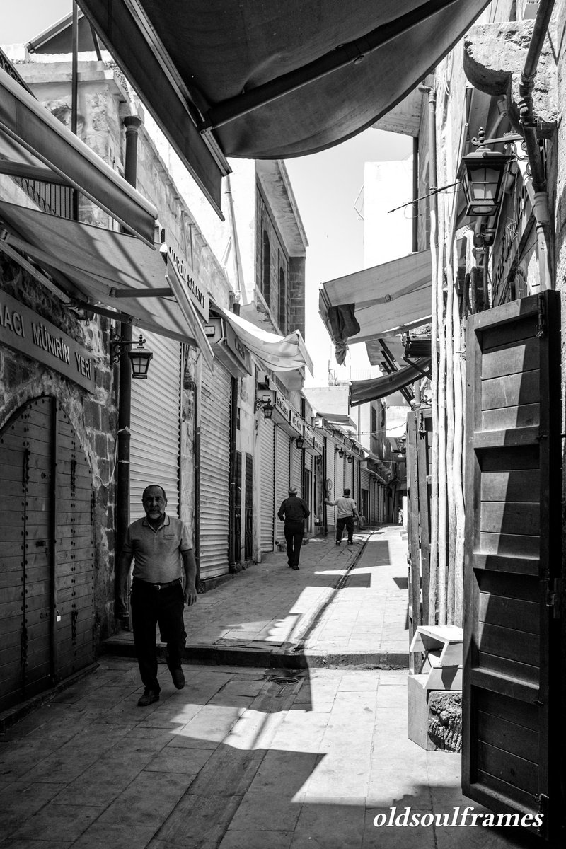 ...
Gülersen
Mardin'de Deyrul Zeferan'da vaftiz olur bütün çocuklar
Fırat Dicle'sine kavuşur
Şattül all Arap çöl olur
Gülersen ağrı'da İshak Paşa Sarayı'nın gölgesinde
Ahmede Xani mezarında gülümser
Gülersen ığdır'da meçeli bir kayısı ağacı çiçek açar
...