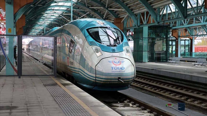 gundemio's tweet photo. Ulaştırma Bakanı Uraloğlu, yeni hızlı tren projesi ile Ankara-Trabzon arası ulaşımın 4,5 saate ineceğini açıkladı.

▬ Proje Samsun, Ordu, Giresun, Trabzon, Rize ve Artvin'i birbirine bağlayacak.
▬ Ankara-Kırıkkale-Çorum-Samsun Hızlı Tren Hattı ile entegre olacak.
▬ Trabzon'da ayrıca Akçaabat-Yomra arası 31 istasyonlu, 32 km'lik kent içi raylı sistem yapılacak.