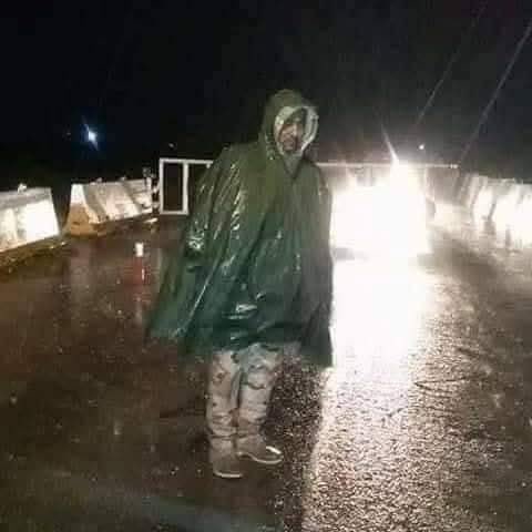 جندي مصري كاتب على فيسبوك:
البرد في العريش دلوقتي تسع درجات، وفي أول الصبح بينزل لست درجات.
مطر شغال، وكمائن في الشوارع، جيش وشرطة بينادوا على بعض طول الليل بصوت عالي:
اصحى.. صحصح
بس عشان يطمنوا على بعض ويكسروا وحشة البرد . 🇪🇬🇪🇬🇪🇬✌️🦅  اللهم هون برد الشتاء على جنودنا البواسل .