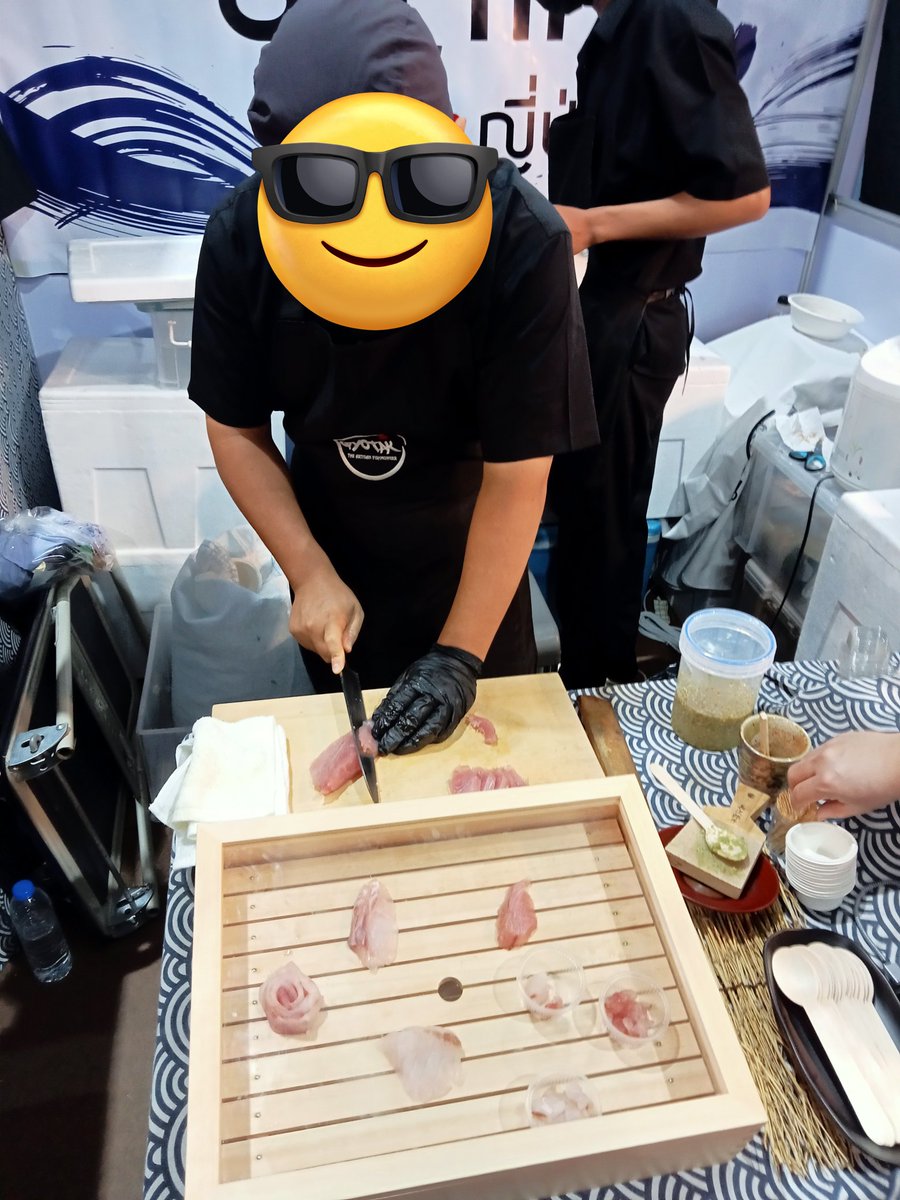 ปลาดิบจากปลาไทย

ชอบนะ แต่ก่อนเข้าปาก
อาจจะถามนิดนึงว่า
"ได้มายังไง"

ถ้าปลาถูกแช่เย็นที่อุณหภูมิต่ำ ประมาณ -20C°
และต่อเนื่องนานประมาณ 7 วัน
ก็น่าจะปลอดภัยจากพยาธิระดับหนึ่งแล้ว👍

ที่เหลือไปลุ้นพวกแบคทีเรียอีกที🤣