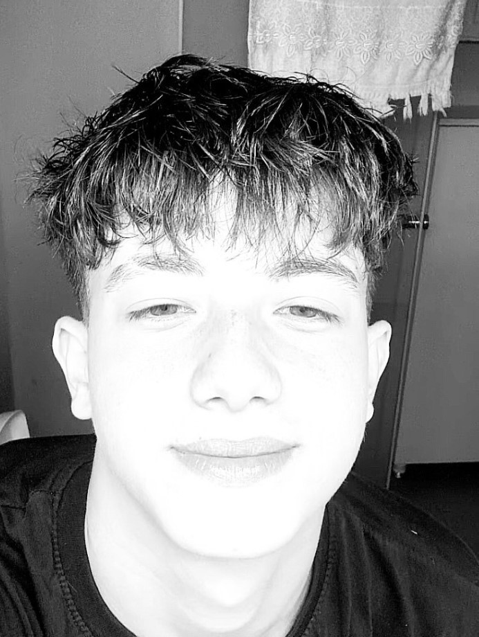 genctv.tr/13-yasindaki-c… 
13 yaşındaki çocuğun yumruğuyla ölen Alperen'in ailesine tehdit mesajları

Bolu'da 15 yaşındaki Alperen Ömer Toprak'a yumruk atarak ölümüne sebep olan biri tutuklu 2 sanığın yargılanmasına devam edildi. 13 yaşındaki tutuklu sanığın olaydan yaklaşık ...