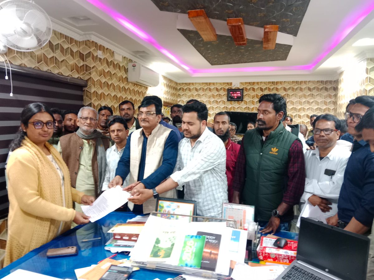 IYCWestBengal's tweet photo. On the directions of Murshidabad District Youth Congress, Sagardighi Block Youth Congress held a sit-in protest and submitted a deputation at the Sagardighi BDO office against harassment of citizens in the name of SIR and attacks on migrant workers in other states.
#StopSIR #ProtectMigrantWorkers #YouthCongress #Murshidabad #SpeakUp