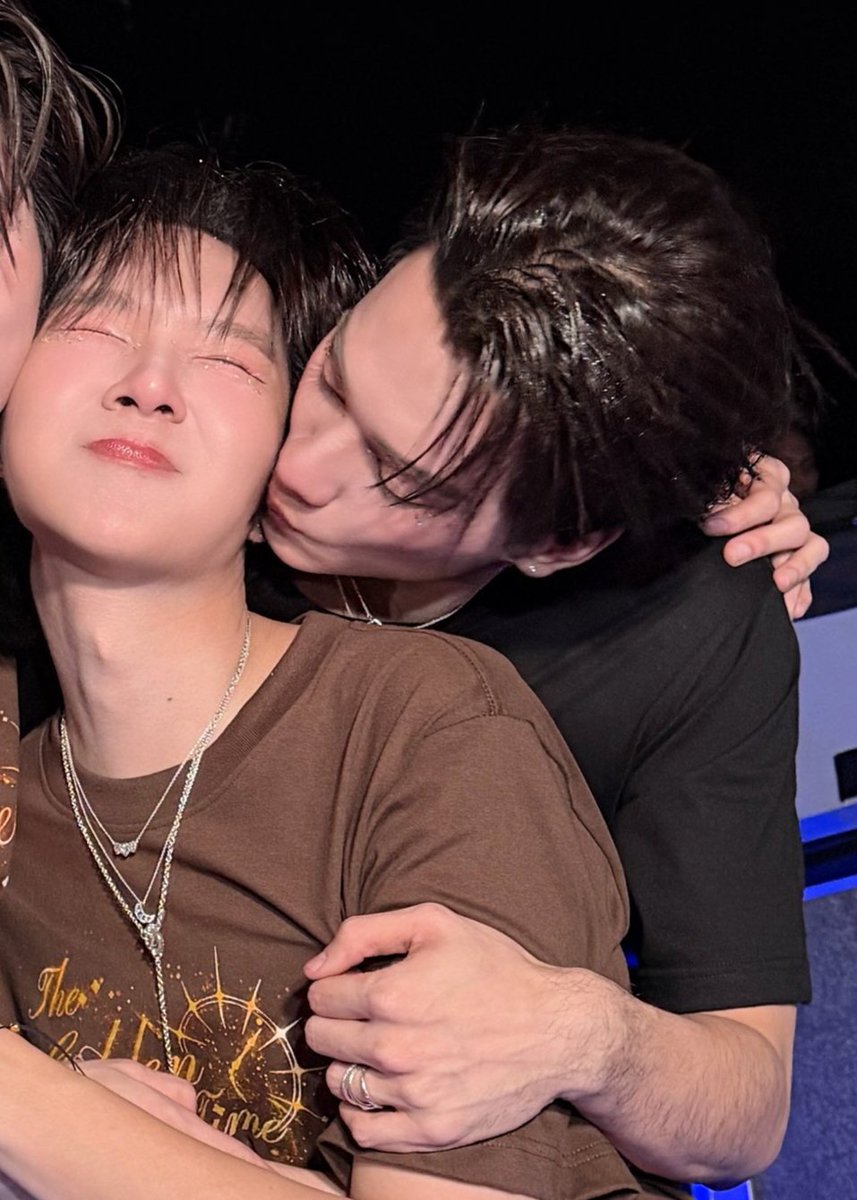 axviiixixix's tweet image. ปีก่อนพวกนางเม็ดเยอะมาก ตอนจุ๊บกันไม่เคยได้เห็นชัด ๆ หรอก ให้ลงแล้วตัดจบก่อน ตอนนอนด้วยกันก็ไม่เคยเห็นรูปในห้องนอนสักครั้ง ปีนี้มากุได้จุ๊บเสรีที่มาดามลงเอง ได้ห้องนอนเสรีที่พ่อลงเอง ตอนคีพไพรเวทถ้าไม่ให้เห็นก็จะไม่เห็นเลย แต่พอเปิดให้เห็นแล้วกุกลายเป็นลิง