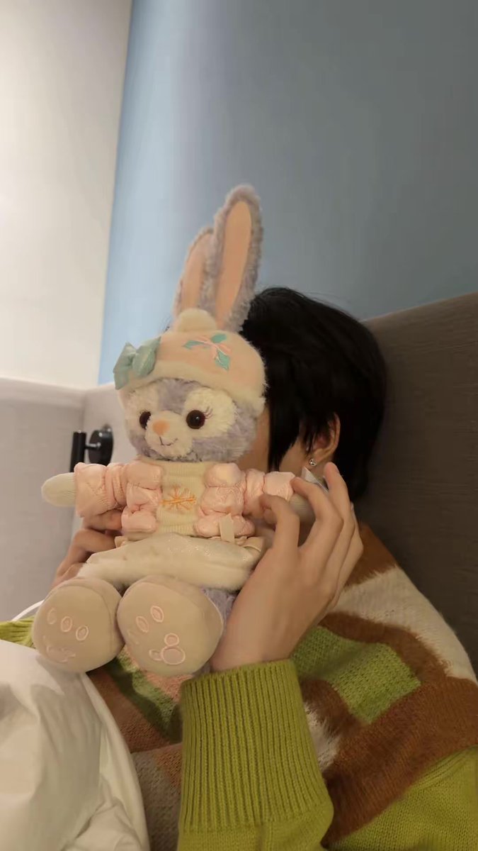 axviiixixix's tweet image. ปีก่อนพวกนางเม็ดเยอะมาก ตอนจุ๊บกันไม่เคยได้เห็นชัด ๆ หรอก ให้ลงแล้วตัดจบก่อน ตอนนอนด้วยกันก็ไม่เคยเห็นรูปในห้องนอนสักครั้ง ปีนี้มากุได้จุ๊บเสรีที่มาดามลงเอง ได้ห้องนอนเสรีที่พ่อลงเอง ตอนคีพไพรเวทถ้าไม่ให้เห็นก็จะไม่เห็นเลย แต่พอเปิดให้เห็นแล้วกุกลายเป็นลิง